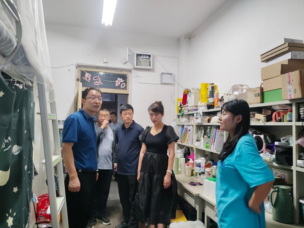 校领导带队开展暑假前校园安全大检查