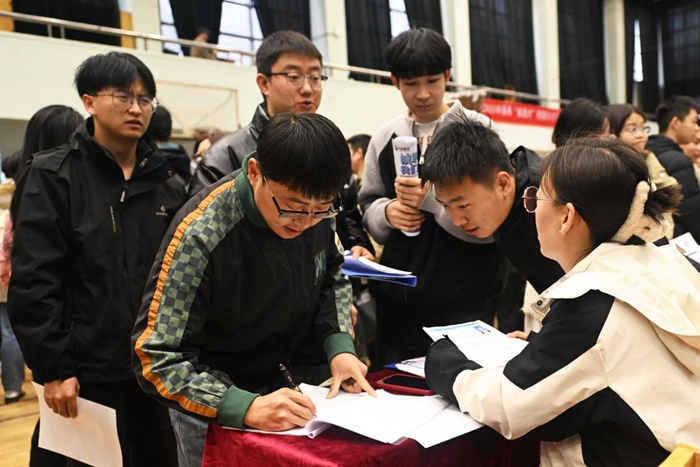 【甘肃省教育厅】“交通运输类联盟院校”兰州交通大学2025届毕业生大型春季综合类校园双选会举行