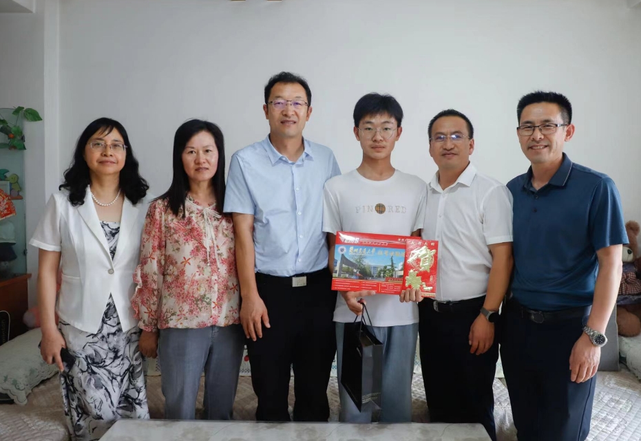 【中国甘肃网】兰州交通大学领导为2024年录取新生送温暖