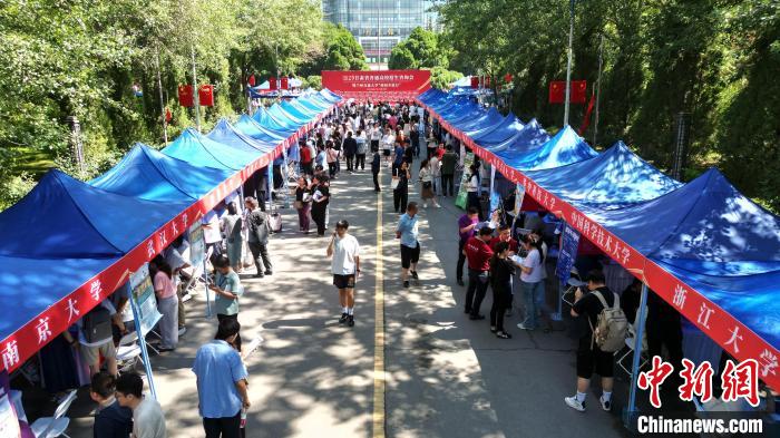 【中国新闻网】近百高校兰州“搭台” 面对面解惑高考志愿填报