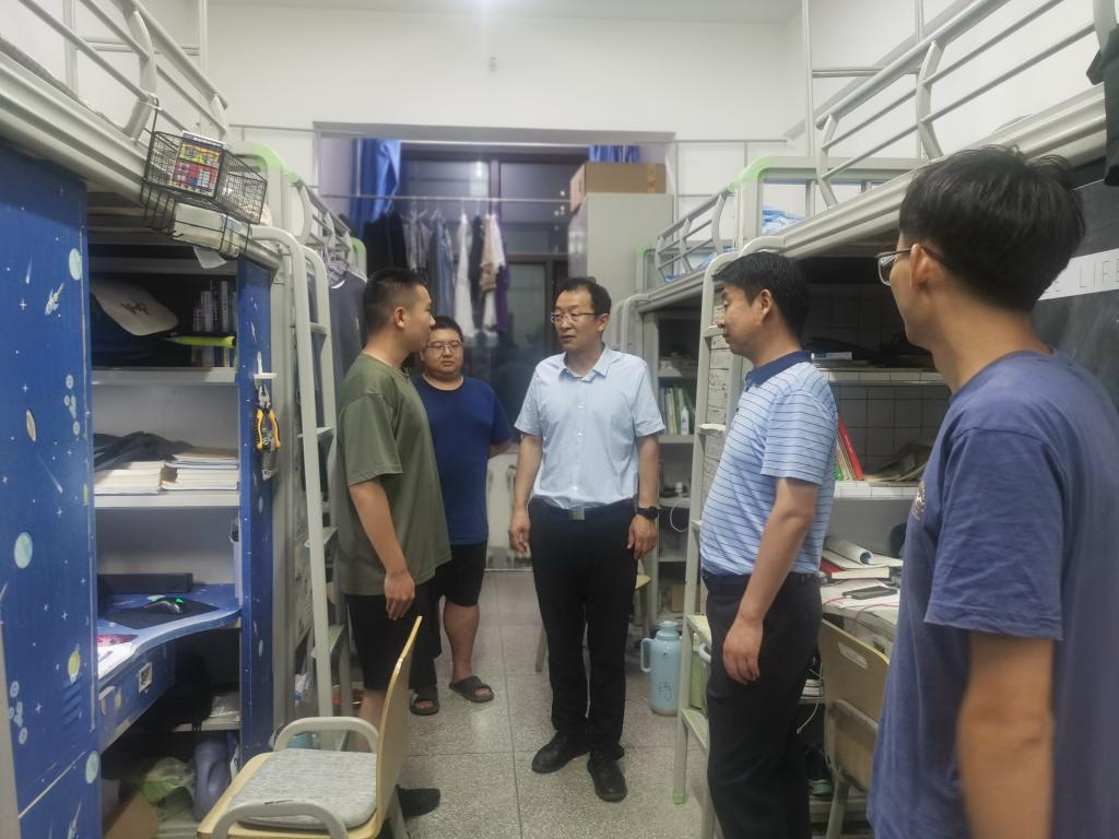 校领导深入学生公寓检查毕业生文明离校工作