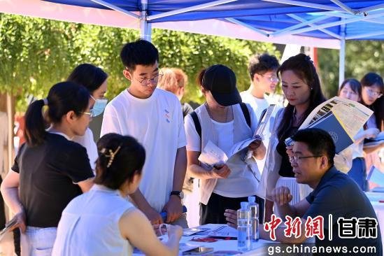 【中国新闻网】近百所高校兰州“搭台” 助力高考生精准选校